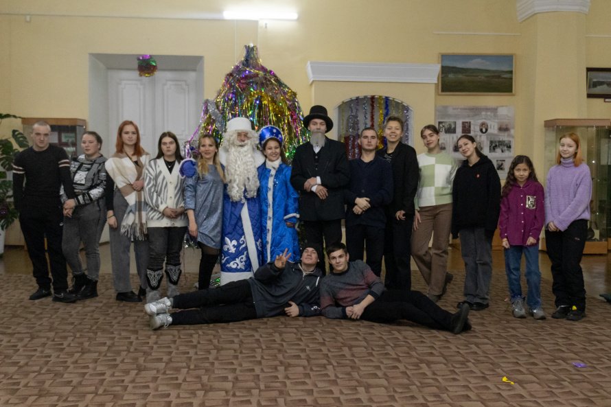 НОВОГОДНЯЯ ВЕЧЕРИНКА «НАЗАД В БУДУЩЕЕ»