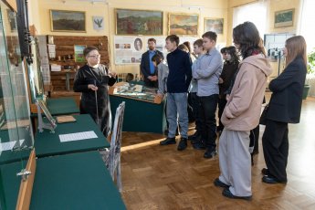 Девятиклассники школы № 9 познакомились с историей почтовых открыток на выставке музея