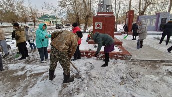Сотрудники музея и волонтёры очистили мемориал от снега в рамках «Культурного субботника»