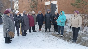 «Культурный субботник» объединил музей и клуб «Ветеран» в заботе об историческом памятнике